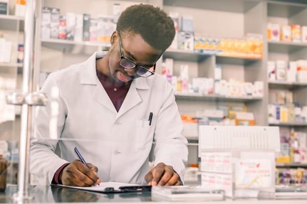 Featured image for “Learn Online: Become A Pharmacy Assistant”